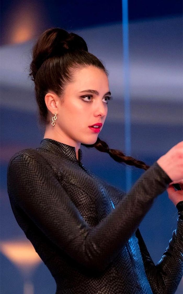 Cuối năm 2024, tên tuổi Margaret Qualley nổi tiếng toàn cầu nhờ bộ phim kinh dị tâm lý Thần dược. Trong phim, cô thủ vai Sue, bản thể sinh ra từ thân xác nữ minh tinh hết thời Elisabeth sau khi bà sử dụng loại thuốc bí ẩn. Mỹ nhân không ngại ngần thử sức với những cảnh quay táo bạo. Vẻ đẹp nóng bỏng và đầy sức sống của Sue hoàn toàn đối nghịch với Elisabeth đang ngày một tàn lụi. Ảnh: Mubi.
