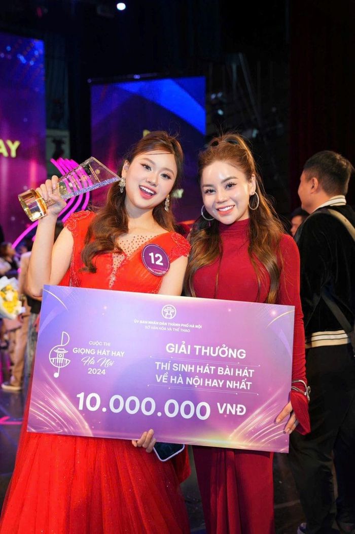 Lưu Hương Thảo chụp ảnh cùng cô giáo Hương Ly