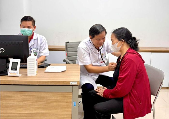 PGS.TS.Đào Xuân Cơ trực tiếp khám, tư vấn cho người dân