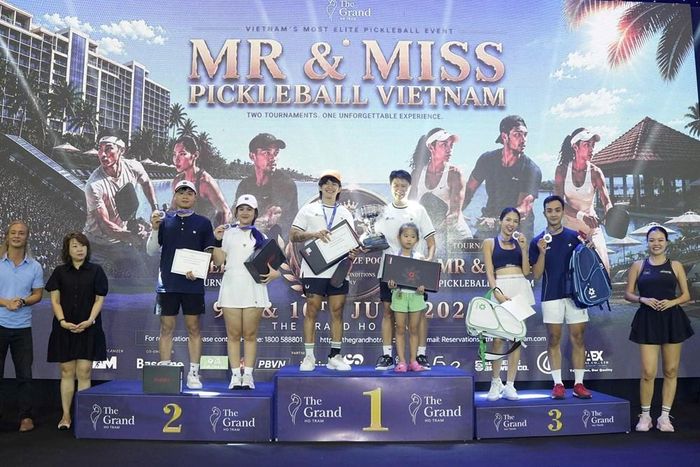 Phillip Vũ và Mai Thu Hà (giữa) vô địch nội dung Doanh nhân – Celeb