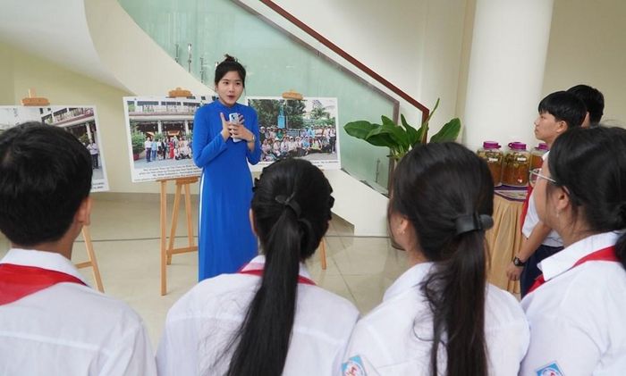 Học sinh tham quan, tìm hiểu Trung tâm Đào tạo thực hành nghề du lịch bền vững tại Trường Cao đẳng Du lịch Huế. Ảnh: S.Thùy