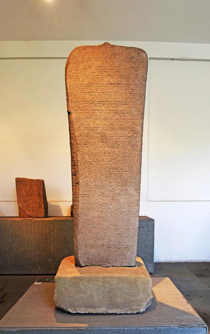 Bi ký Drang Lai C.43. Ảnh: Bảo tàng Điêu khắc Chăm