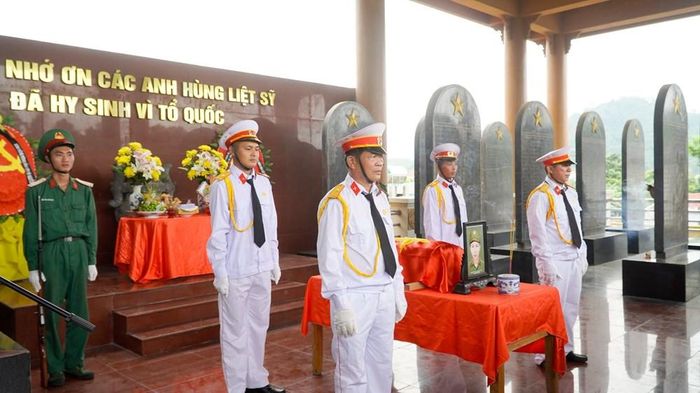 Lễ truy điệu và an táng Liệt sĩ Nguyễn Tiến Dũng theo đúng nghi thức quân đội, đảm bảo trang trọng, chu đáo