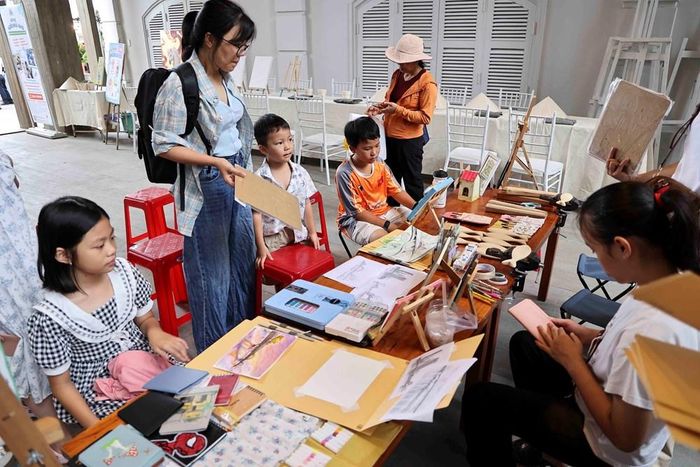 Các em nhỏ trải nghiệm vẽ tranh tại ngày hội