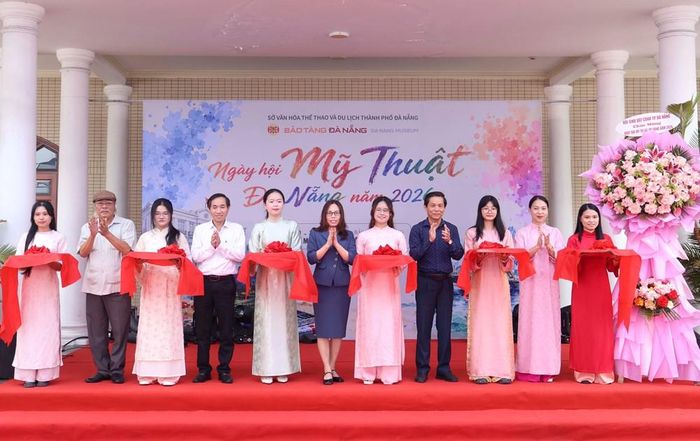 Các đại biểu thực hiện nghi thức khai mạc Ngày hội Mỹ thuật Đà Nẵng năm 2026