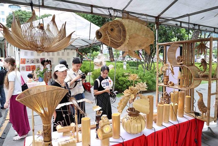 Các gian hàng trưng bày các sản phẩm mỹ thuật, họa cụ, đồ thủ công mỹ nghệ, sản phẩm sáng tạo và tổ chức các hoạt động trải nghiệm sáng tạo dành cho công chúng tham quan