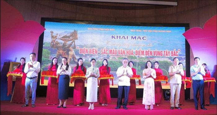 Cắt băng khai mạc không gian trưng bày chuyên đề “Điện Biên - Sắc màu văn hóa, điểm đến vùng Tây Bắc”