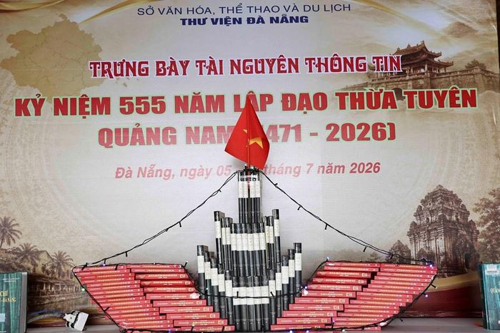 Trưng bày tài nguyên thông tin, giới thiệu hơn 1.500 bản sách cùng nhiều báo, tư liệu, hình ảnh phản ánh quá trình hình thành, phát triển của vùng đất Quảng Nam - Đà Nẵng