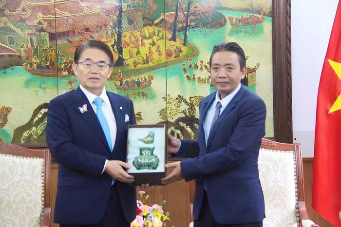 Thứ trưởng Hoàng Đạo Cương tặng quà lưu niệm Thống đốc Ohmura Hideaki