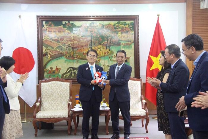 Thống đốc Ohmura Hideaki tặng quà lưu niệm Thứ trưởng Hoàng Đạo Cương là linh vật của ASIAD 20 và Asian Para Games 5