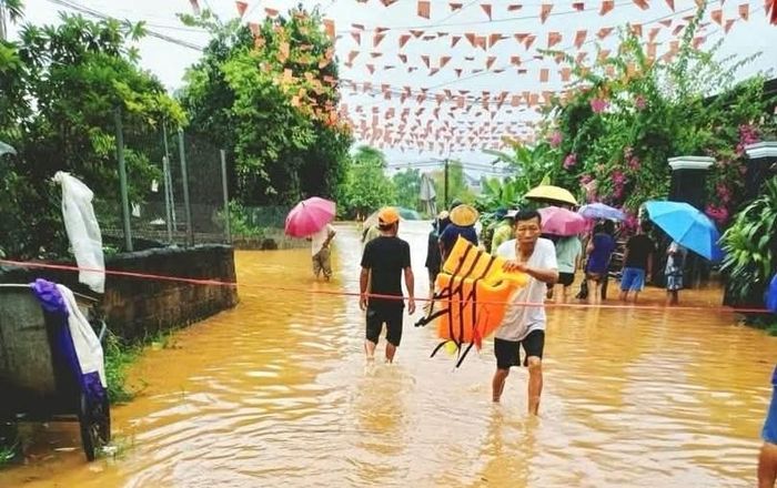 Huy động gần 300 người tìm kiếm bé trai bị lũ cuốn mất tích