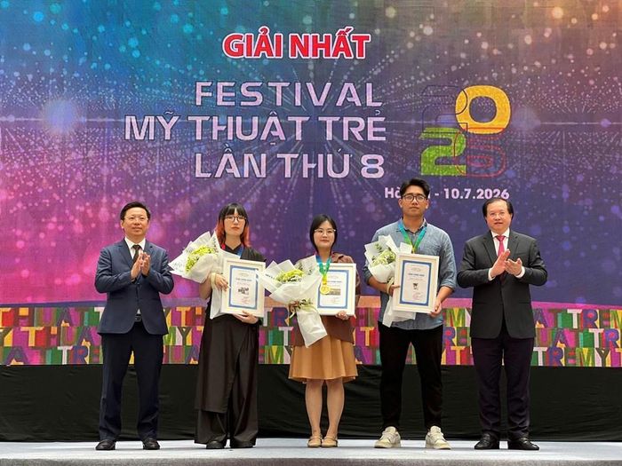 Ủy viên BCH Trung ương Đảng, Phó Trưởng Ban Tuyên giáo và Dân vận Trung ương Trần Thanh Lâm; Thứ trưởng Bộ VHTTDL Tạ Quang Đông trao Giải Nhất cho các tác giả