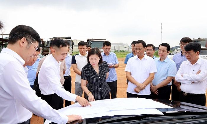 Phó Chủ tịch UBND tỉnh Phú Thọ Phùng Thị Kim Nga nghe chủ đầu tư báo cáo khó khăn về công tác bồi thường, giải phóng mặt bằng Dự án xây dựng hạ tầng kỹ thuật Cụm công nghiệp Thổ Tang – Lũng Hòa