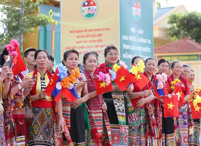 Người dân thôn Thủy Phong, xã Kim Bảng chào đón đoàn đại biểu
