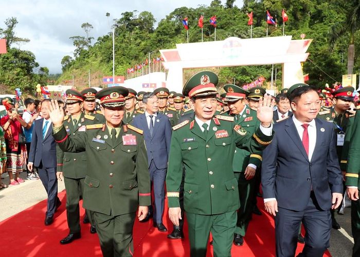 Đại tướng Phan Văn Giang chào đón Đại tướng Khamliang Outhakaysone tại Cửa khẩu Quốc tế Thanh Thủy