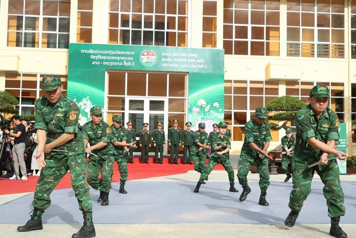 Đại tướng Phan Văn Giang và Đại tướng Khamliang Outhakaysone tham quan màn biểu diễn võ thuật của Bộ đội Biên phòng tỉnh Nghệ An