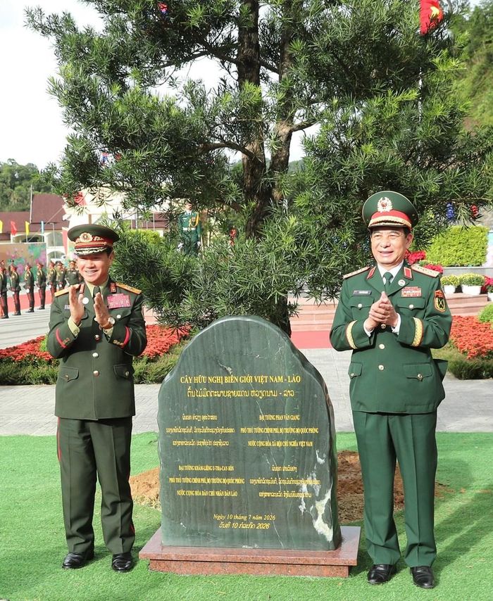 Đại tướng Phan Văn Giang và Đại tướng Khamliang Outhakaysone trồng cây lưu niệm gần cột mốc 460