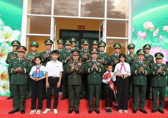 Đại tướng Phan Văn Giang và Đại tướng Khamliang Outhakaysone hỏi thăm các cháu con nuôi Đồn Biên phòng Cửa khẩu Thanh Thủy