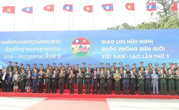 Đoàn đại biểu 2 nước chụp ảnh lưu niệm tại Cửa khẩu Quốc tế Thanh Thủy