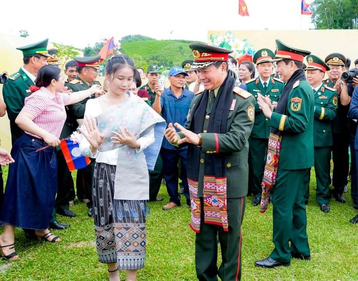 Đại tướng Phan Văn Giang và Đại tướng Khamliang Outhakaysone giao lưu văn hóa, văn nghệ với người dân. Ảnh: Phạm Bằng