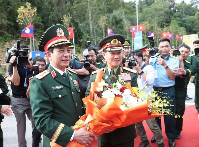 Đại tướng Phan Văn Giang chào đón Đại tướng Khamliang Outhakaysone tại Cửa khẩu Quốc tế Thanh Thủy