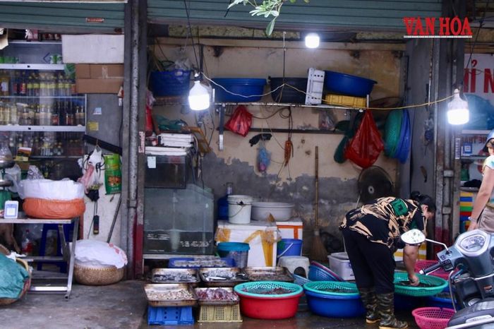 Rìa ngoài sân là dãy ki-ốt xập xệ cho thuê, bày bán từ rau, củ, đến thịt, cá