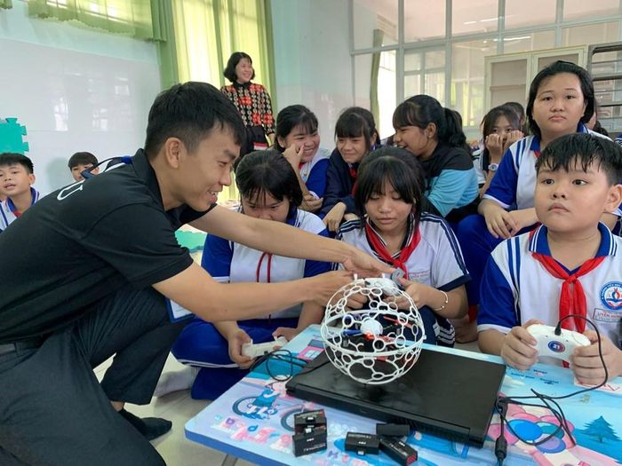 Học sinh với hoạt động trải nghiệm STEM