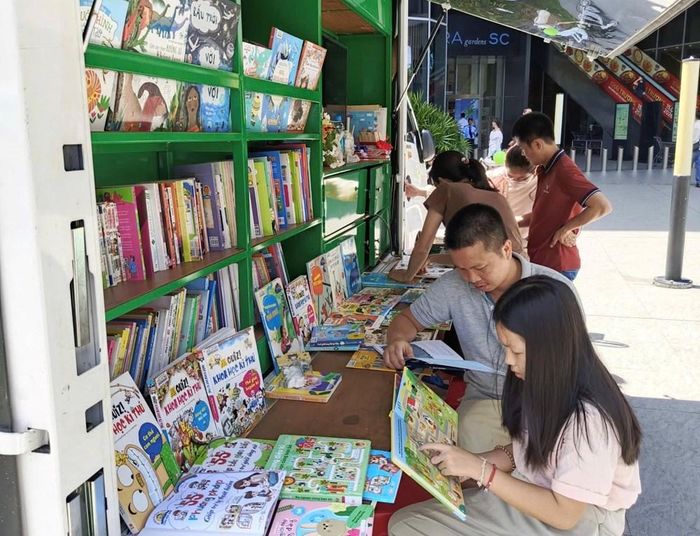 Phụ huynh cùng học sinh trải nghiệm không gian đọc tại "thư viện thu nhỏ"