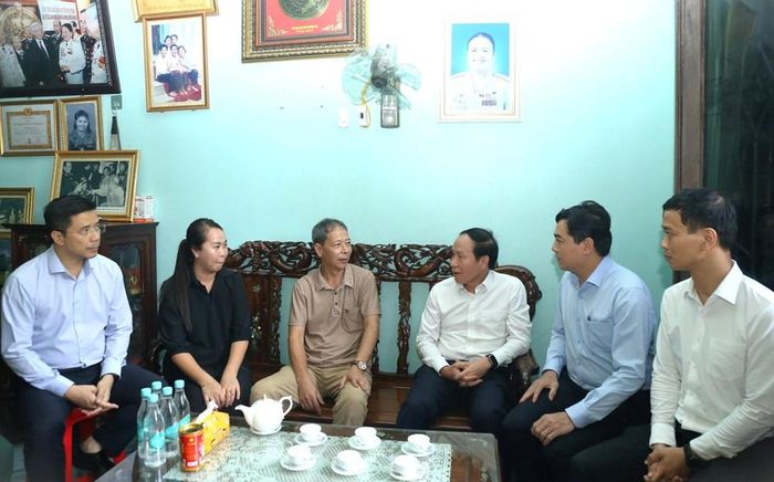 Phó Thủ tướng Lê Tiến Châu thăm hỏi, động viên thân nhân gia đình Anh hùng Lực lượng vũ trang Nhân dân Ngô Thị Tuyển