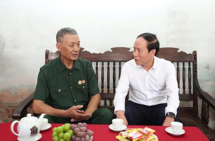 Phó Thủ tướng Lê Tiến Châu thăm hỏi, động viên thương binh Đào Đình Hảo