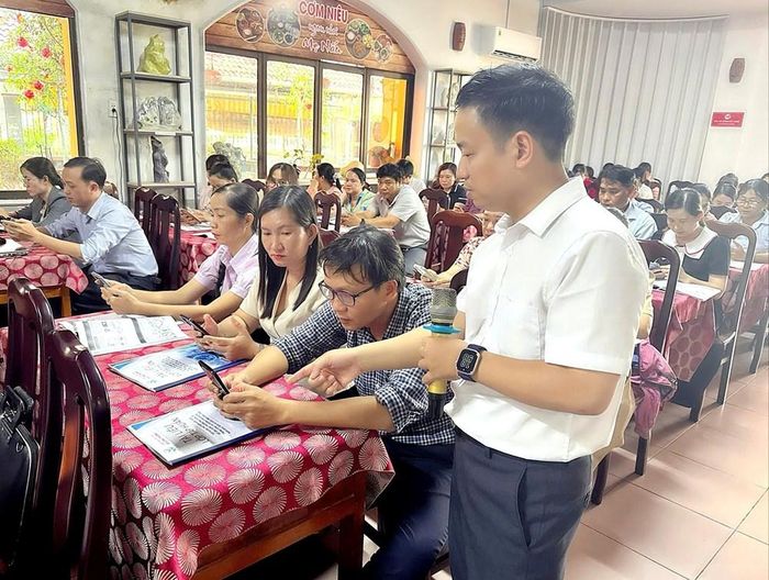 Ông Cao Quí Long giới thiệu với các học viên những ứng dụng AI phổ biến để hỗ trợ hoạt động công vụ và kinh doanh trên các sàn TMĐT và mạng xã hội