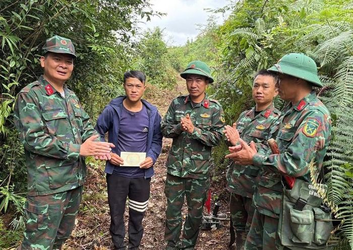 Ban CHQS xã Lũng Cú đã khen thưởng nóng cho anh Mua Mí Sính vì kịp thời phát hiện và thông báo cho cơ quan chức năng