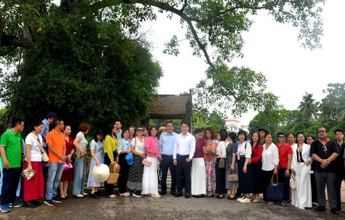 Đoàn khảo sát đã trải nghiệm không gian di sản văn hóa, di tích lịch sử trên địa bàn phường Sơn Tây