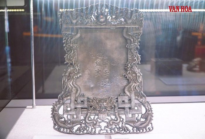 Khung ảnh bằng bạc chạm nổi đồ án "Lưỡng long triều nhật" và "Long hàm thọ" dưới thời Khải Định
