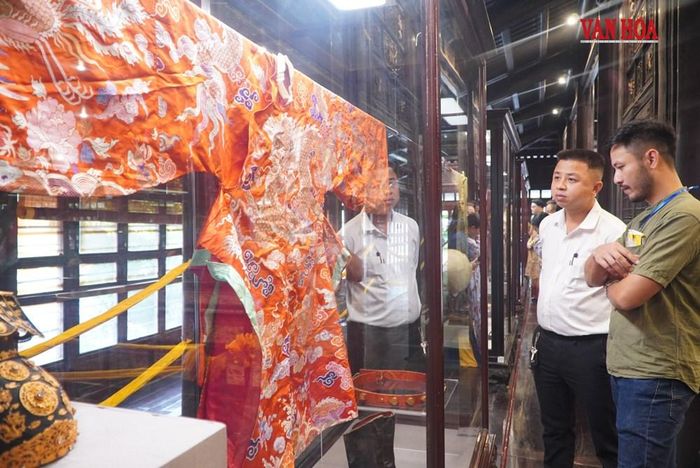 Bộ mũ áo Đại Triều của Hoàng tử triều Nguyễn. Áo bào trang trí đồ án Tứ linh, Tam sơn, dơi và mây