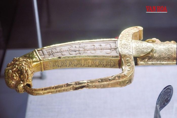 Kiếm niên đại thời Minh Mạng của nhà sưu tập Phạm Đức Bảo (Hà Nội), chuôi kiếm bằng ngà bọc vàng, tạo hình đầu rồng