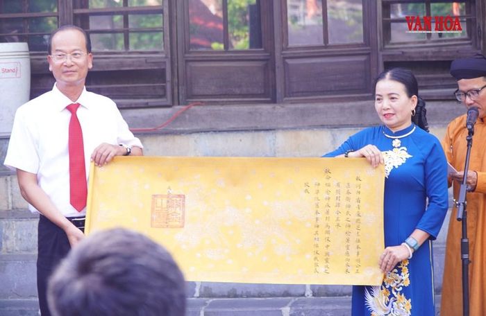 Nhà sưu tập trao tặng một sắc phong thời Thành Thái cho Trung tâm Bảo tồn Di tích Cố đô Huế