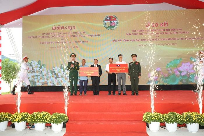 Đoàn đại biểu cấp cao Bộ Quốc phòng hai nước đã đến dự lễ sơ kết kết nghĩa cụm dân cư hai bên biên giới giữa thôn Thủy Phong (xã Kim Bảng, tỉnh Nghệ An) với bản Xốp Tờng (xã Nặm On, huyện Xaychamphone, tỉnh Bolykhamxay)