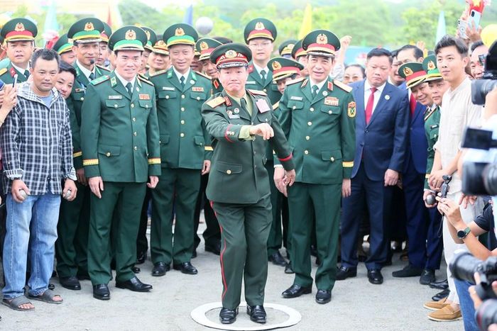 Hai Đại tướng giao lưu cùng người dân địa phương trong trò chơi nắm bi sắt