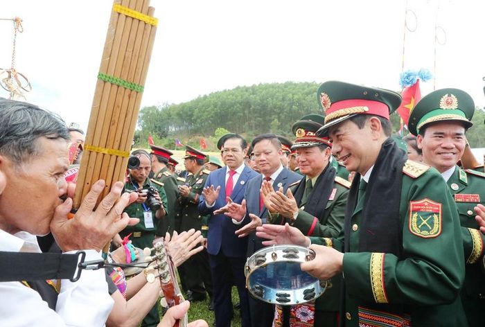 Đoàn đại biểu tham dự các hoạt động văn hóa thể thao sôi nổi cùng bà con nhân dân