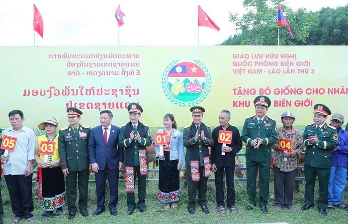 Đại tướng Phan Văn Giang và Đại tướng Khamliang Outhakaysone đã trao tặng các hộ dân có hoàn cảnh khó khăn khu vực biên giới những con bò giống khỏe mạnh