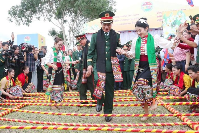 Đại tướng Phan Văn Giang và Đại tướng Khamliang Outhakaysone cùng người dân địa phương hòa mình vào không gian văn hóa biên cương với trò nhảy sạp Nghệ An...