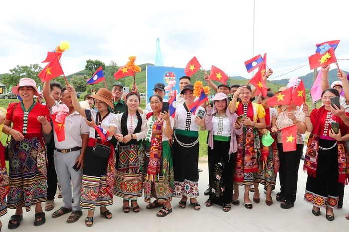 Bà con vùng biên giới chào đón đoàn đại biểu