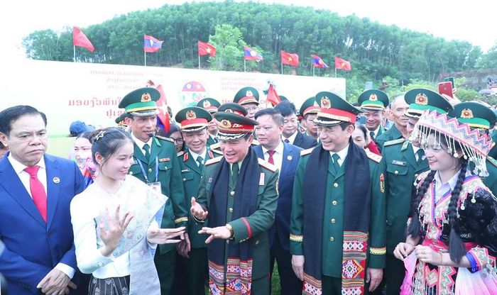 ... và múa Lamvong truyền thống của đất nước Lào