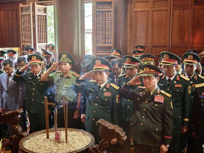 Đại tướng Phan Văn Giang và Đại tướng Khamliang Outhakaysone dâng hương tưởng niệm Chủ tịch Hồ Chí Minh