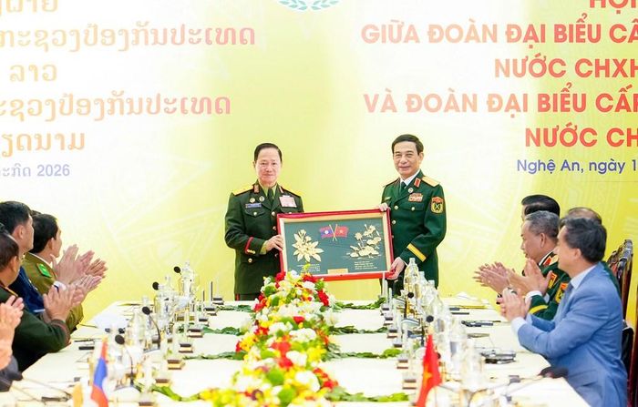 Đại tướng Phan Văn Giang tặng quà lưu niệm đến Đại tướng Khamliang Outhakaysone