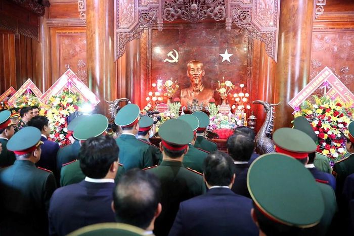 Các đại biểu thành kính tưởng niệm Chủ tịch Hồ Chí Minh