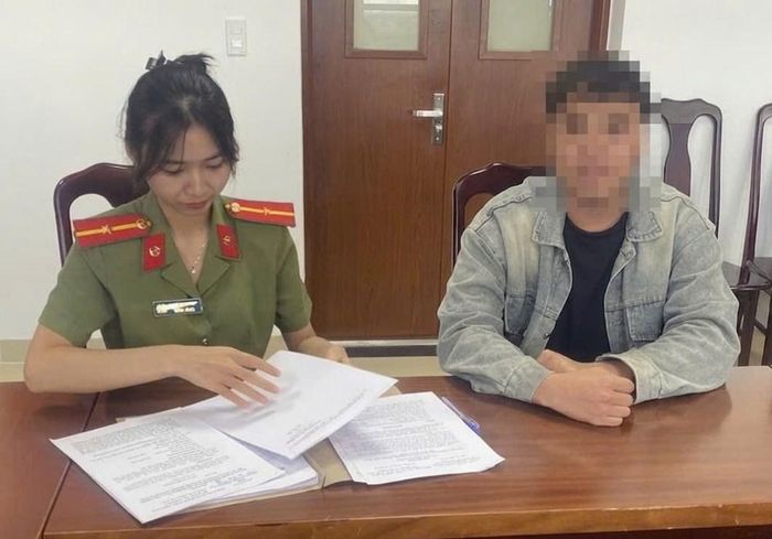 Cơ quan công an làm việc với B.V.H - chủ các tài khoản mạng xã hội đăng tải video phổ biến hoạt động cá độ bóng đá và cổ xúy nhảy cầu. Ảnh: H.N