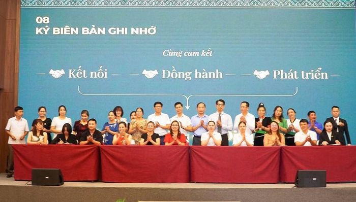 Lễ ký Biên bản ghi nhớ về phối hợp phát triển du lịch và tổ chức các hoạt động văn hóa, văn nghệ, thể thao phục vụ du lịch trên địa bàn tỉnh Điện Biên