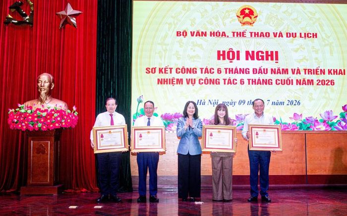 Bộ trưởng Bộ VHTT&amp;DL đã trao tặng Huân chương Lao động của Chủ tịch nước cho các các nhân có thành tích xuất sắc. Ảnh: BTC